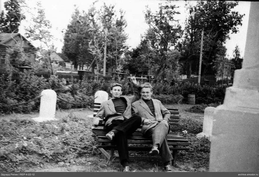 Два мужчины на скамейке в парке