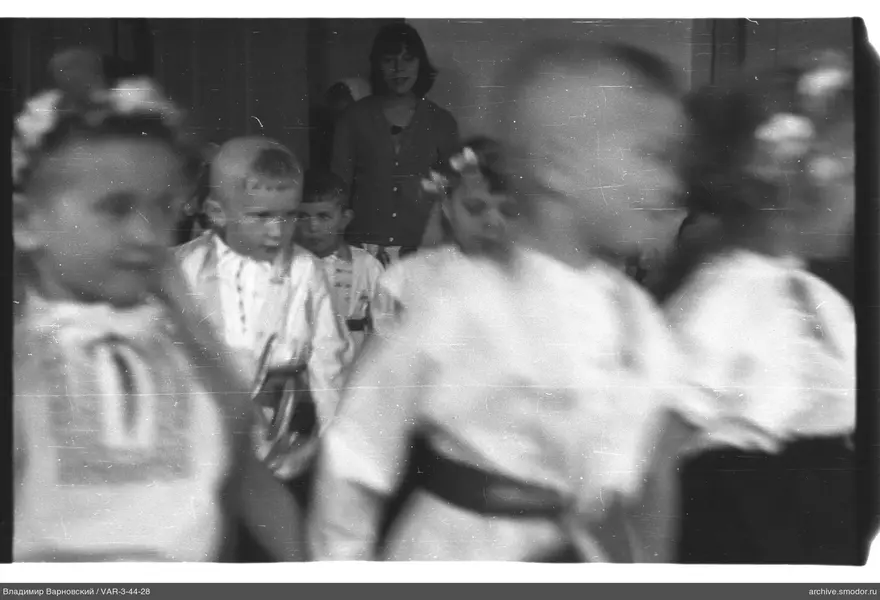 Gruppe von Kindern in traditioneller Kleidung