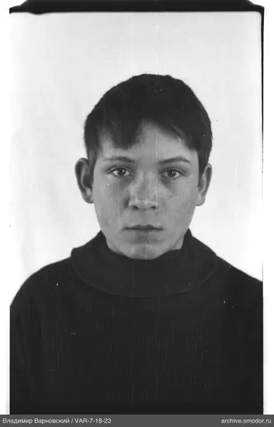 Porträt eines Jungen in einem Pullover