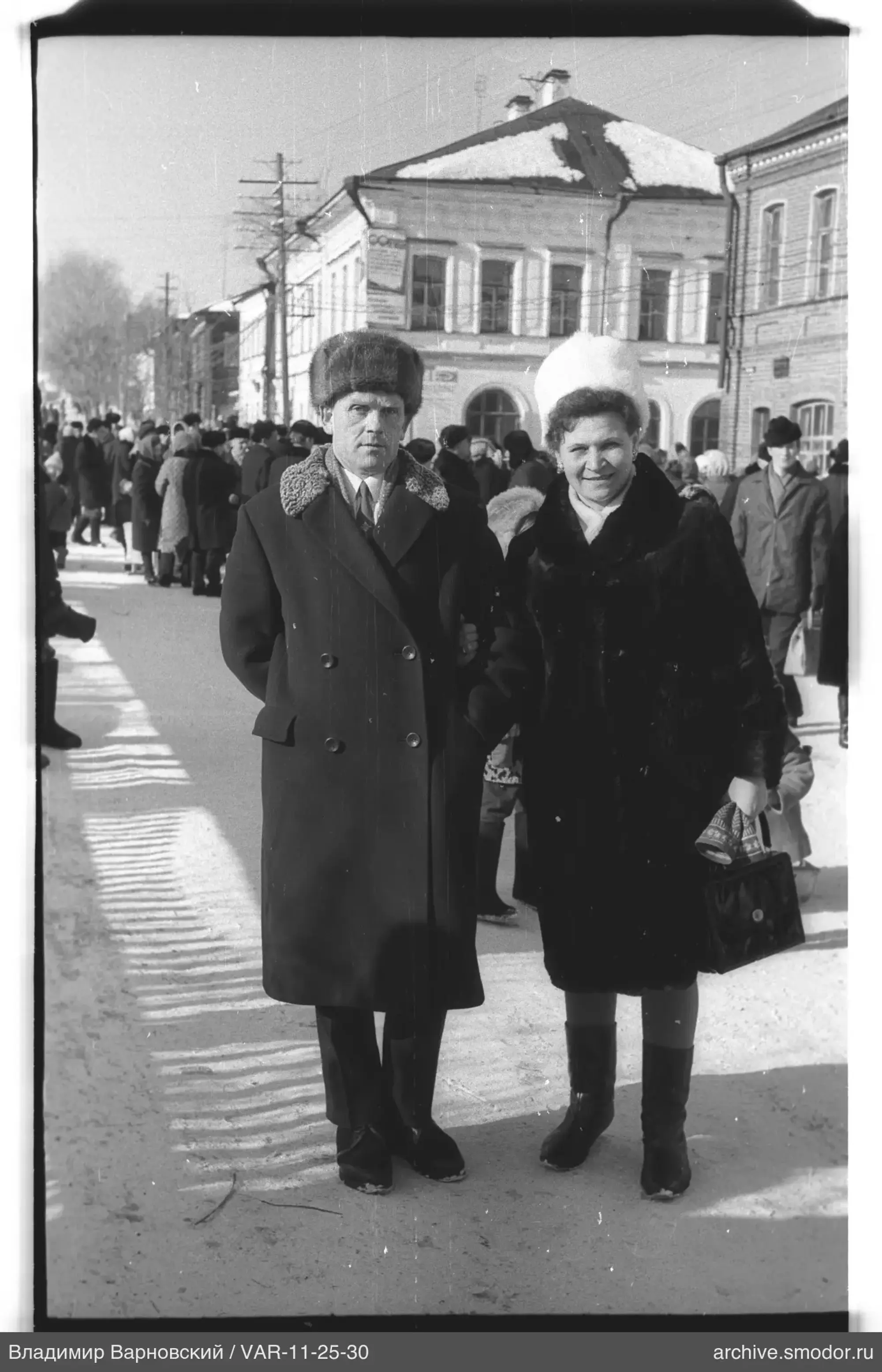 Мужчина и женщина на заснеженной улице