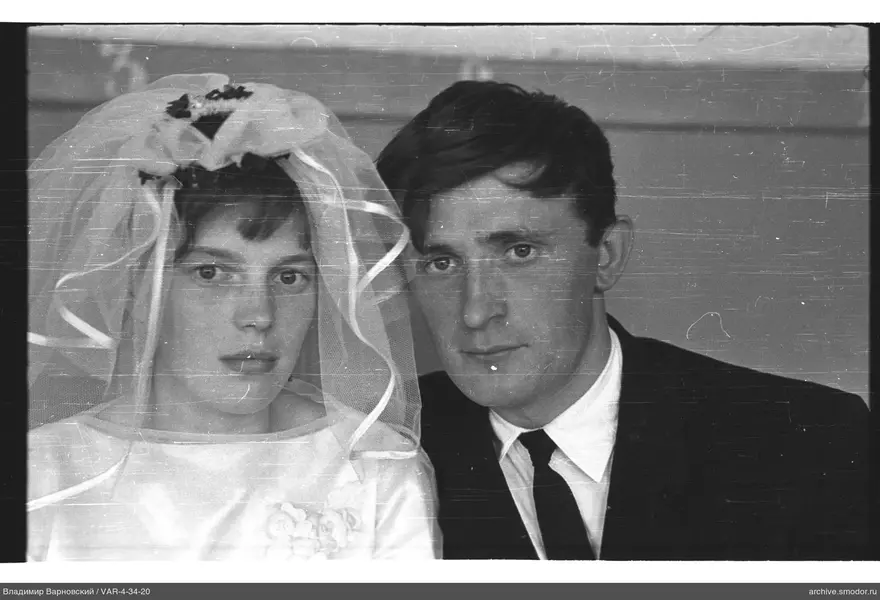 Porträt eines Paares in Hochzeitskleidung