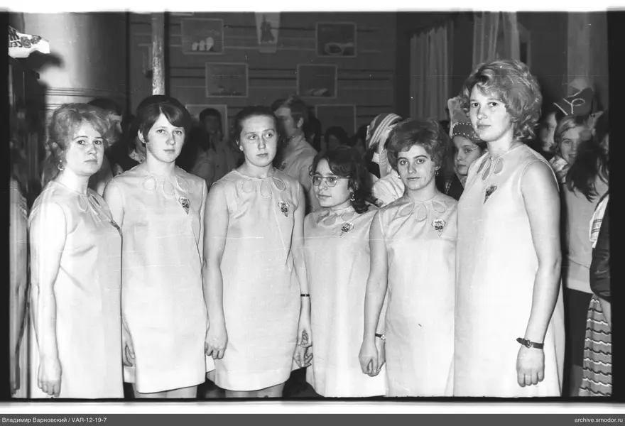 Gruppenporträt von Frauen mit 50-Abzeichen