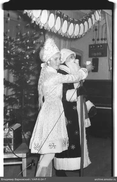 Mädchen in Snegurochka Kostüm und Ded Moroz