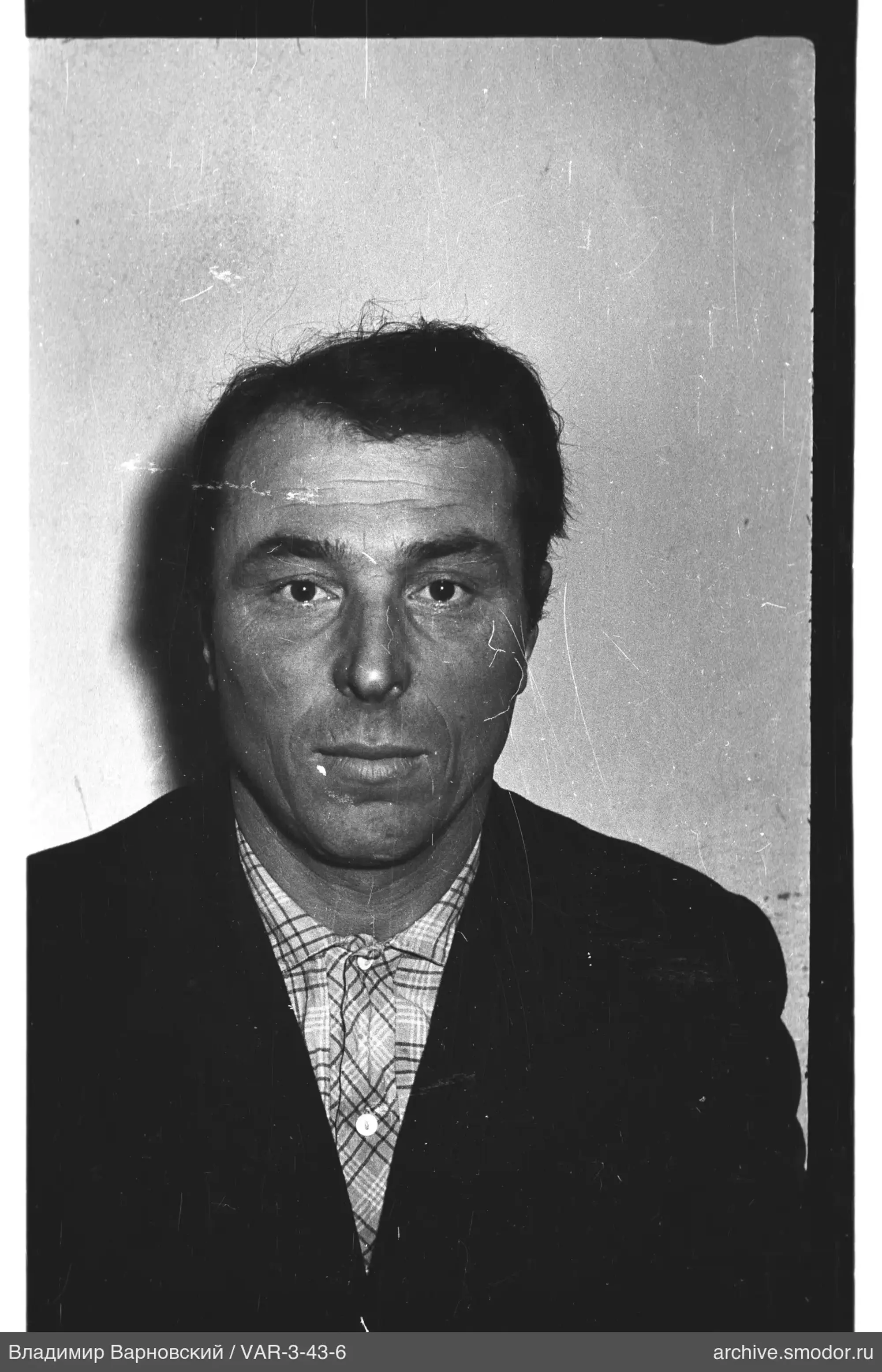 Портрет мужчины в пиджаке и рубашке