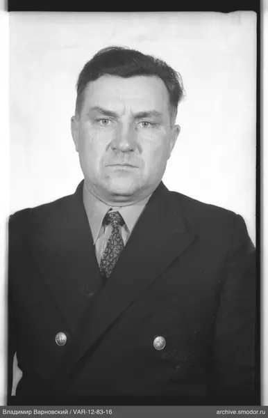 Porträt eines Mannes in dunklem Jacke