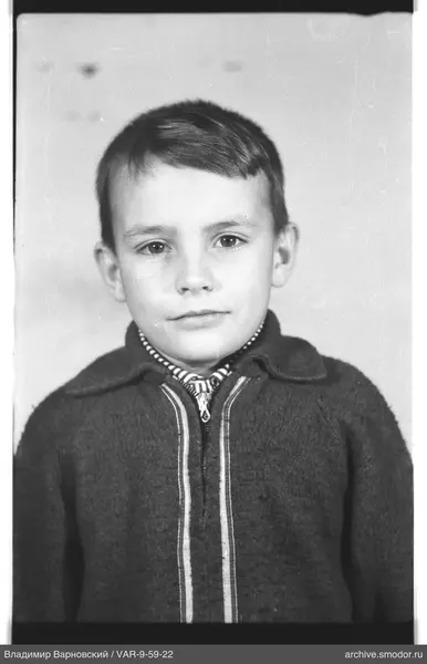 Porträt eines Jungen in dunkler Jacke