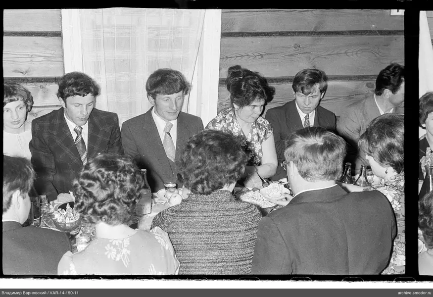 Gruppenporträt am Tisch mit Essen