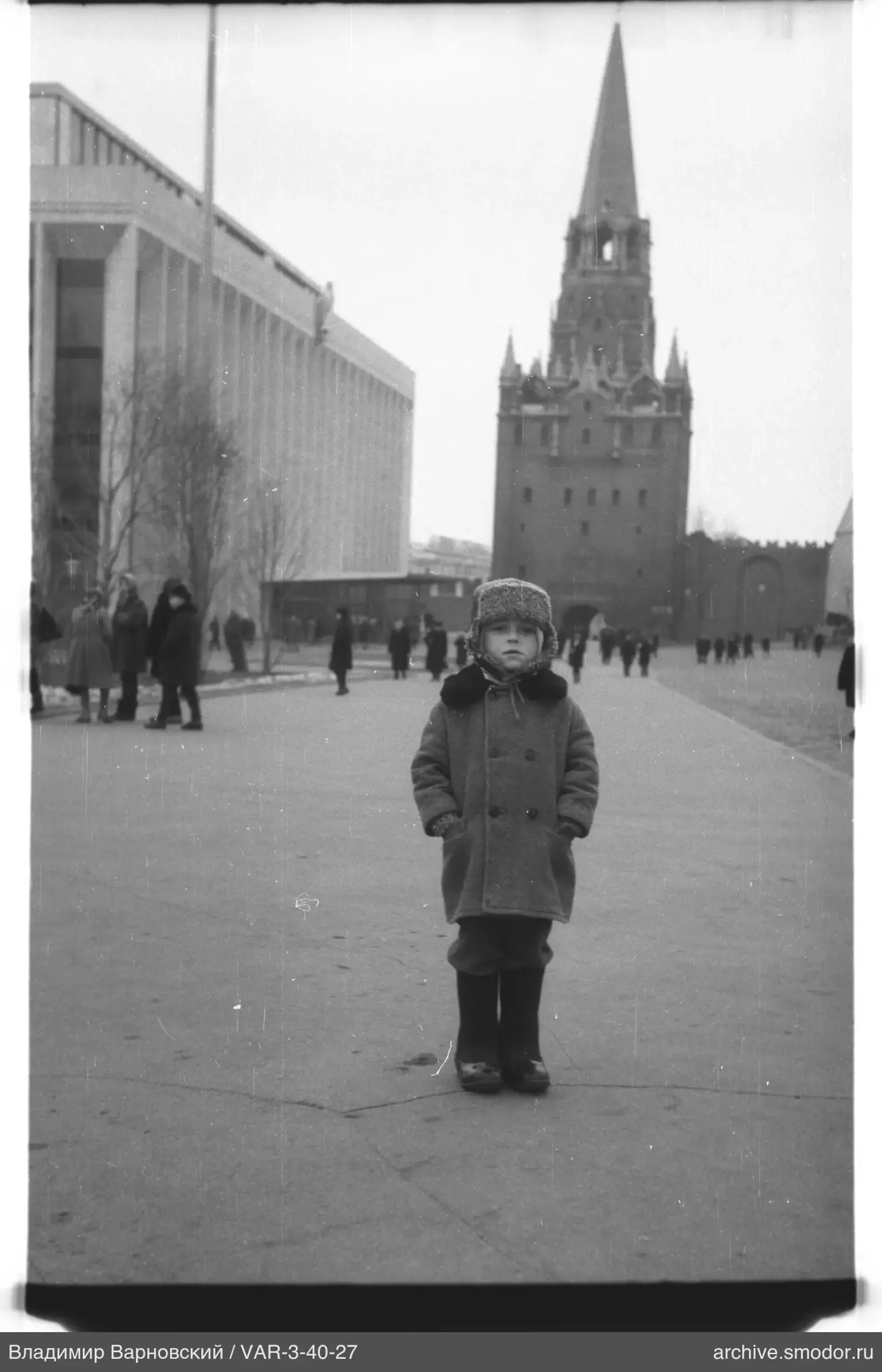 Ребёнок в тёплой одежде на тротуаре