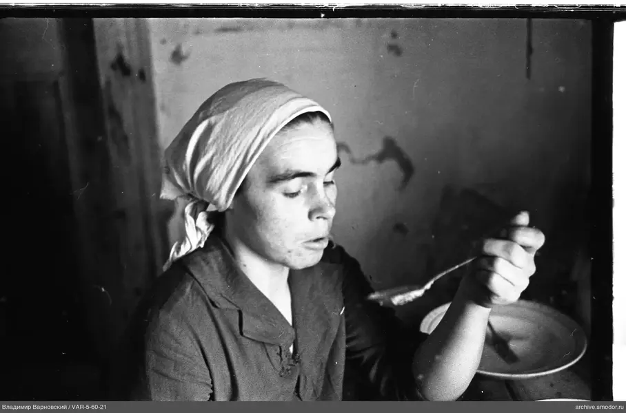 Женщина с ложкой у стола