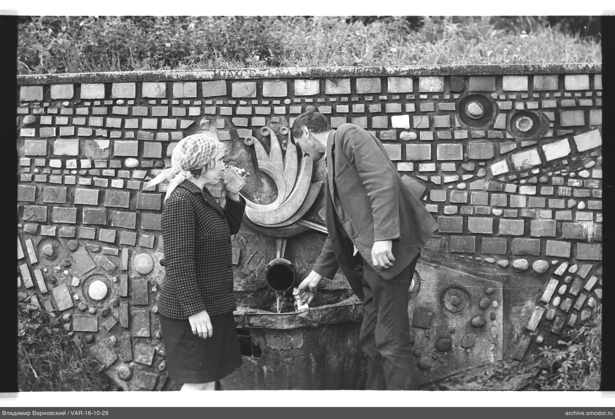 Mann und Frau an Mosaikwand