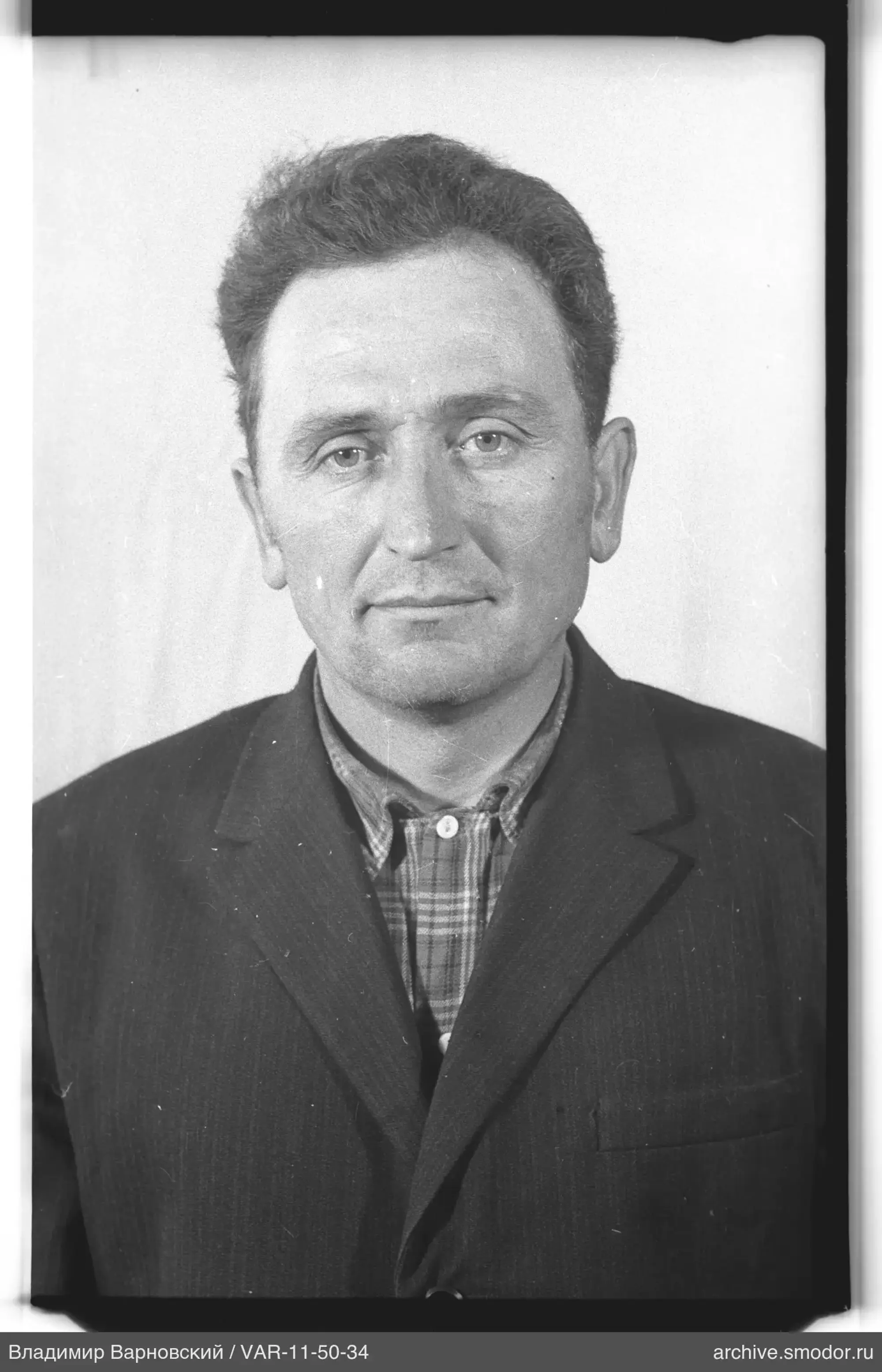 Портрет мужчины в темном пиджаке и клетчатой рубашке