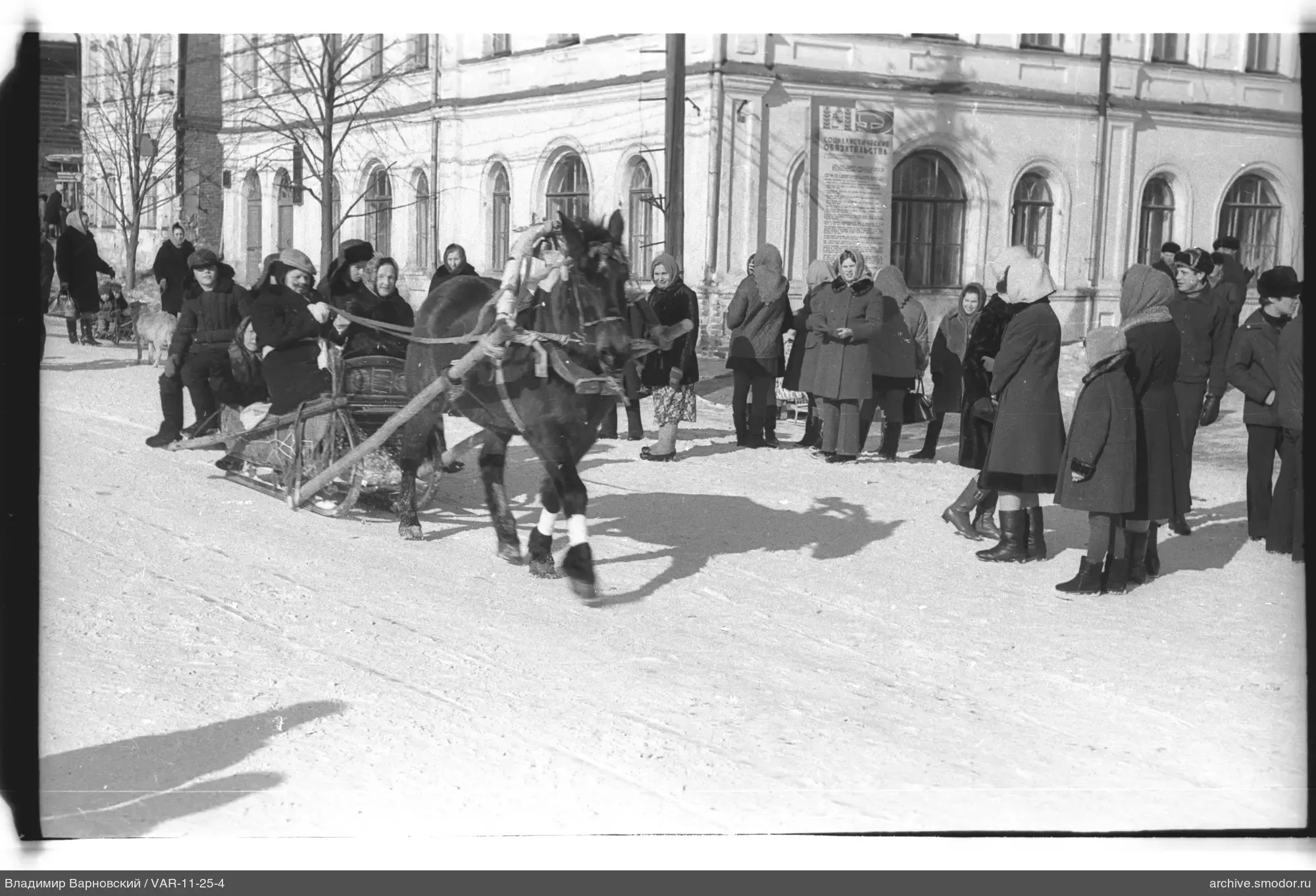 Люди и лошадь на заснеженной улице