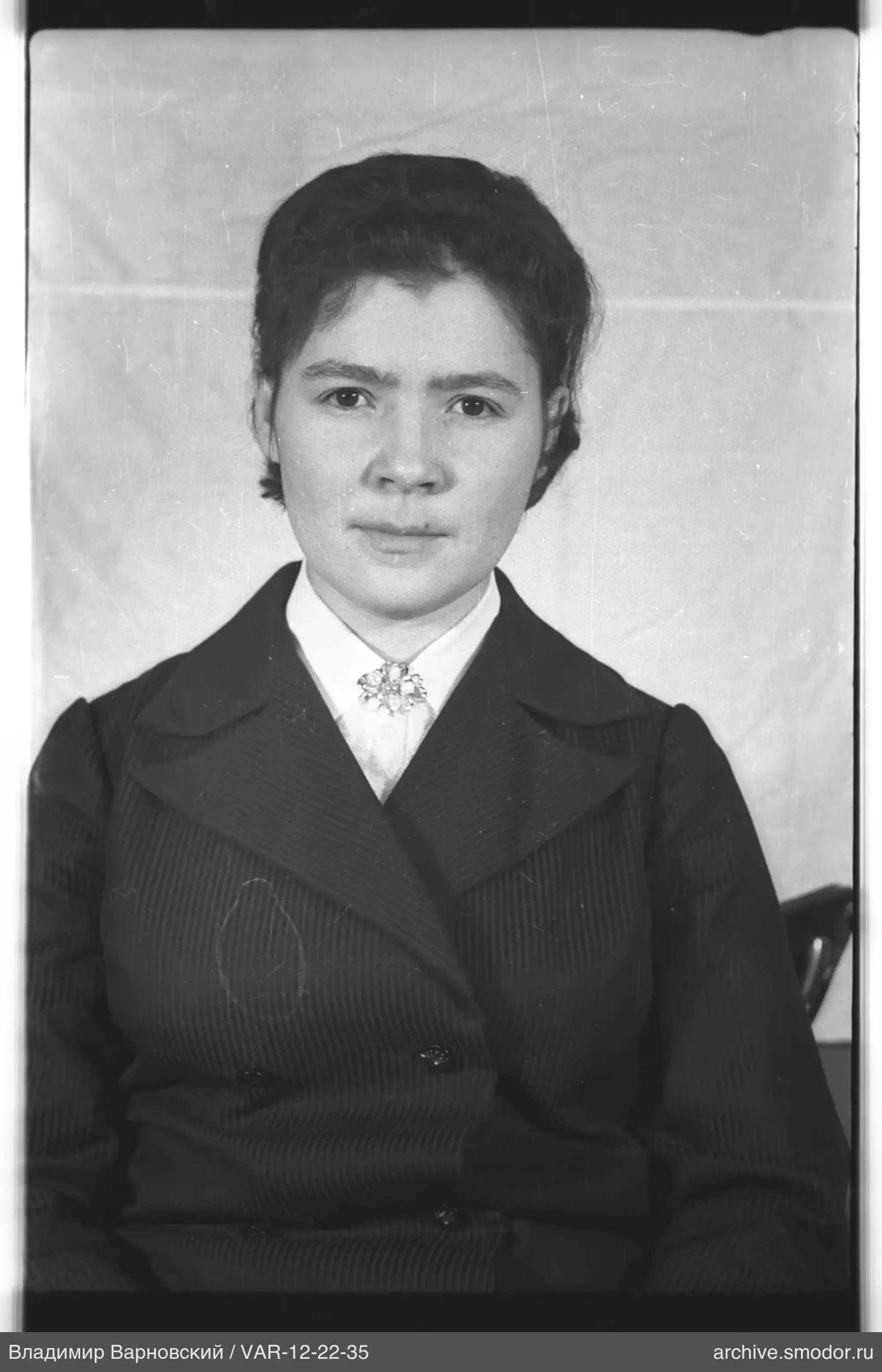 Porträt einer Frau in Jacke und Bluse