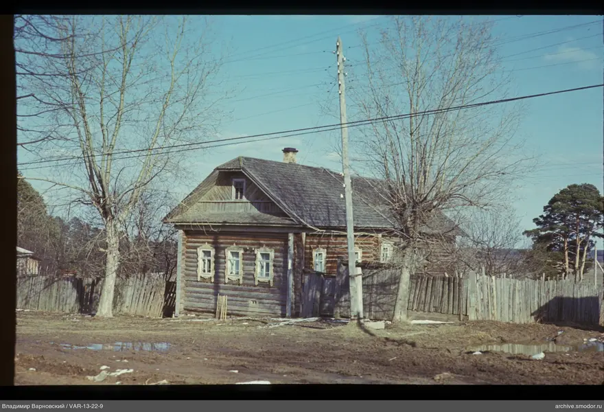 Holzhaus mit Mansardfenster