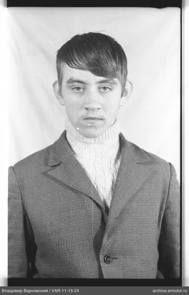 Porträt eines Mannes in Pullover und Jacke
