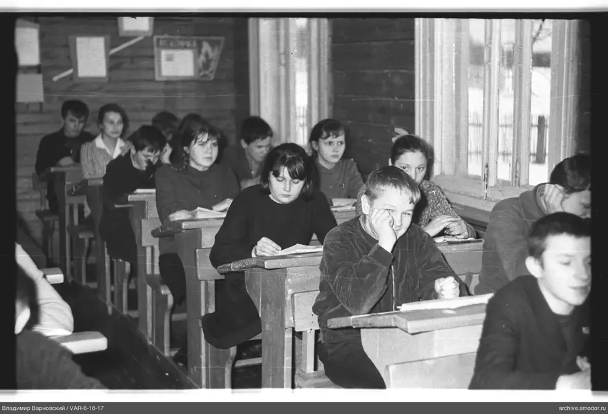 Gruppenaufnahme von Kindern im Klassenzimmer
