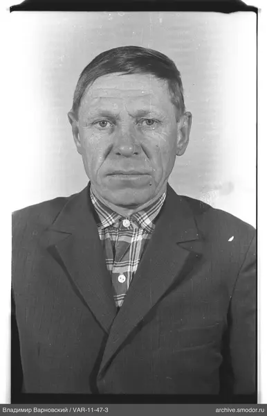 Porträt eines Mannes in Jacke und Hemd