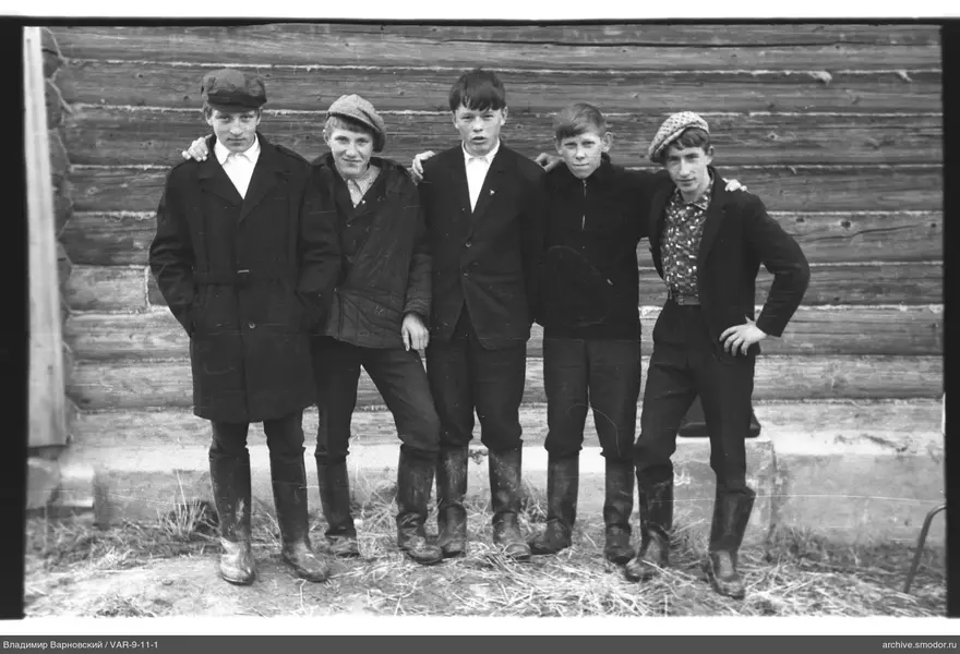 Gruppe Jungen vor Holzwand