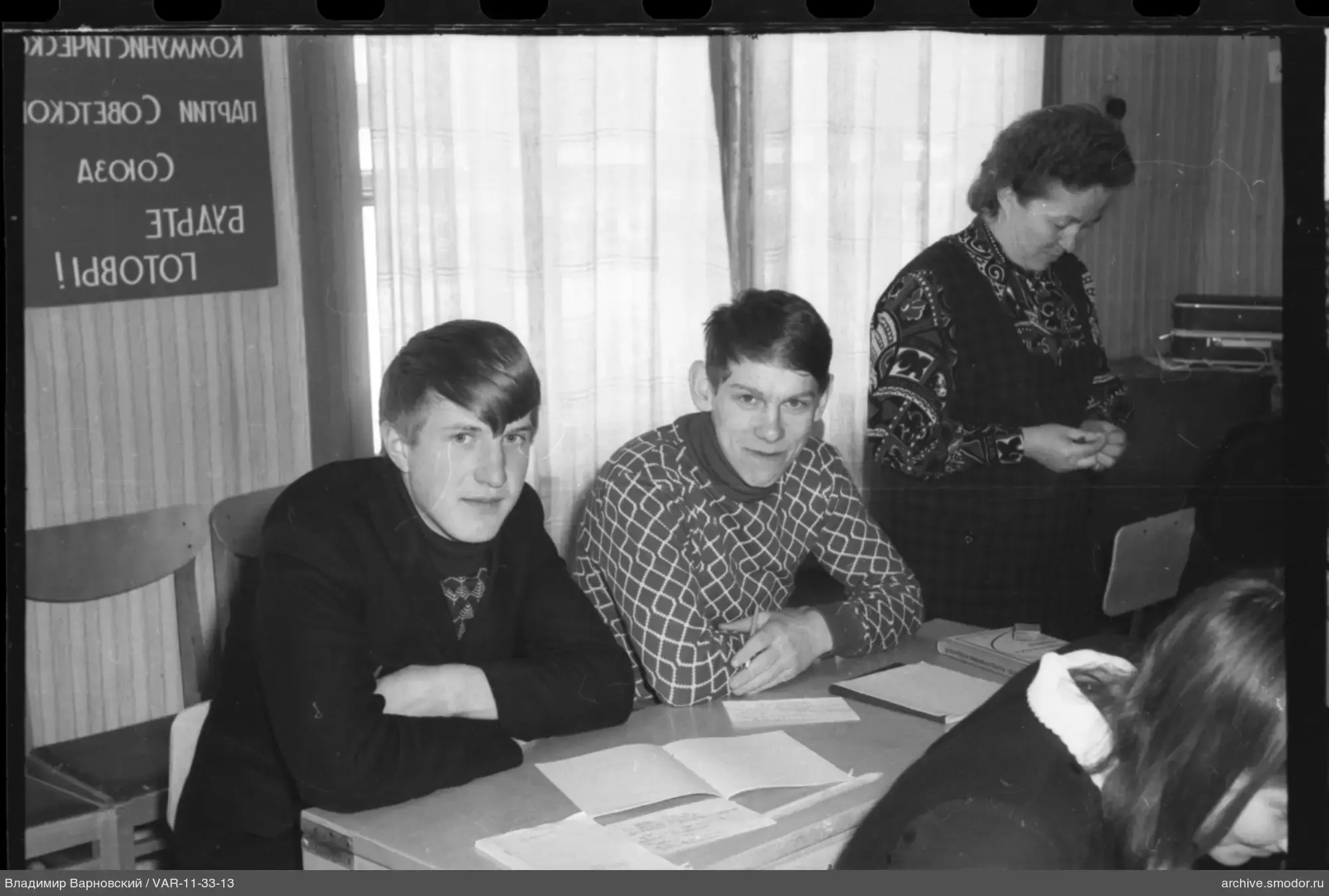 Группа людей за столом в помещении