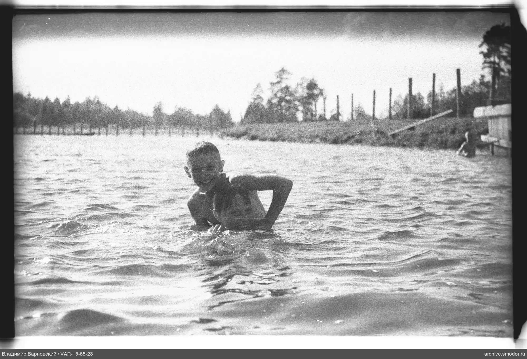 Kinder im Wasser bei Holzsteg