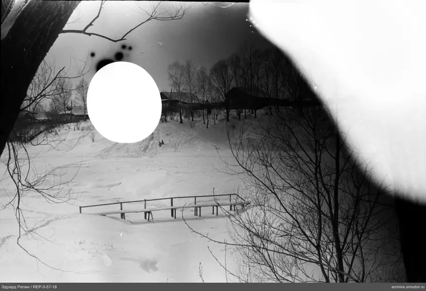 Schneebedeckter Hang mit Figuren und Häusern