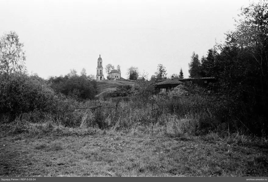 Landschaft mit Häusern und Kirche
