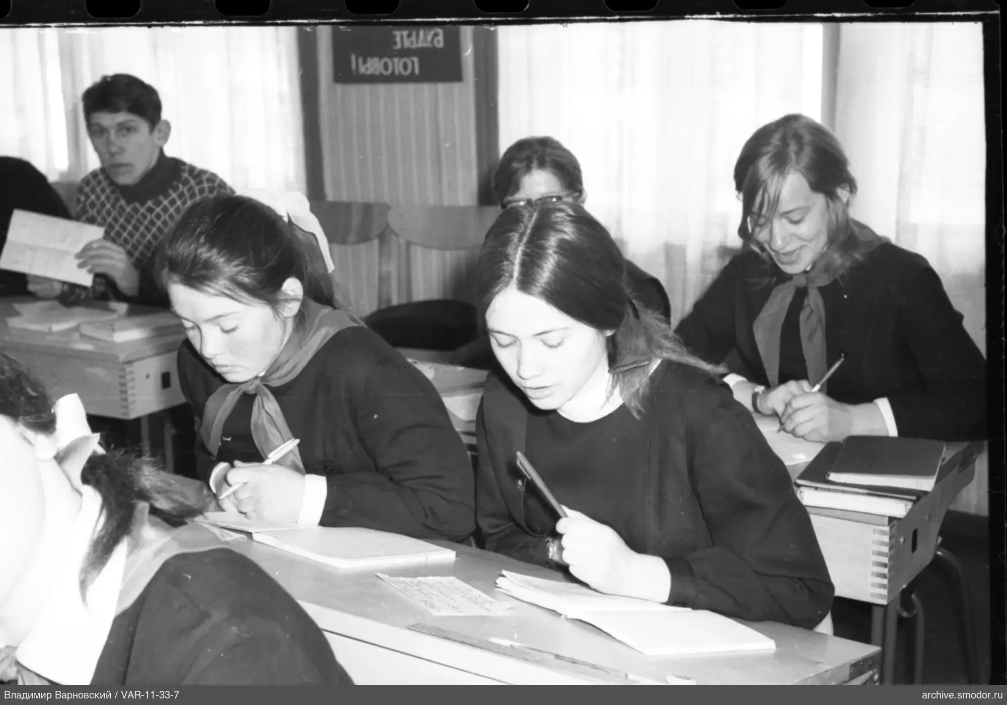 Schüler im Klassenzimmer an Tischen