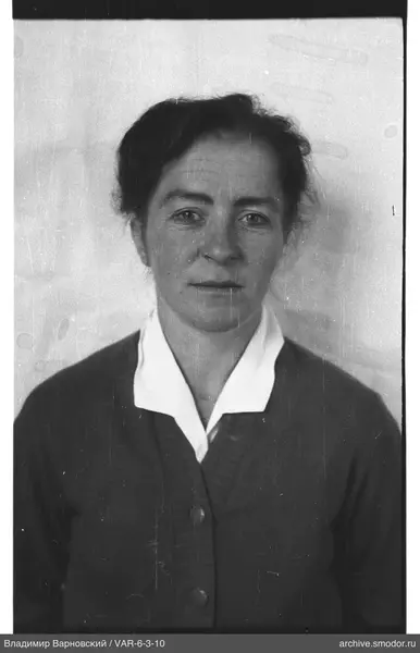 Porträt einer Frau in dunkler Strickjacke