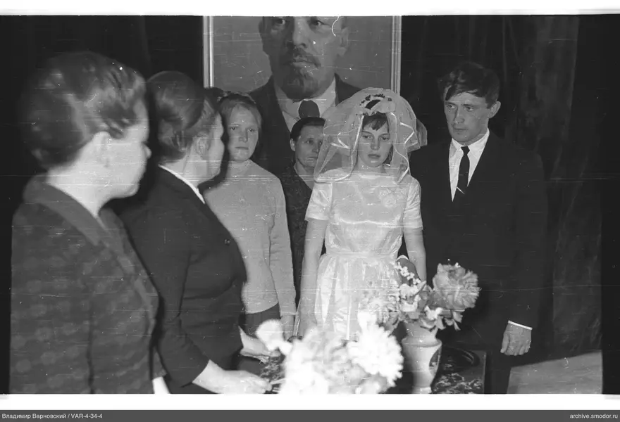 Gruppenporträt mit Frau im Hochzeitskleid
