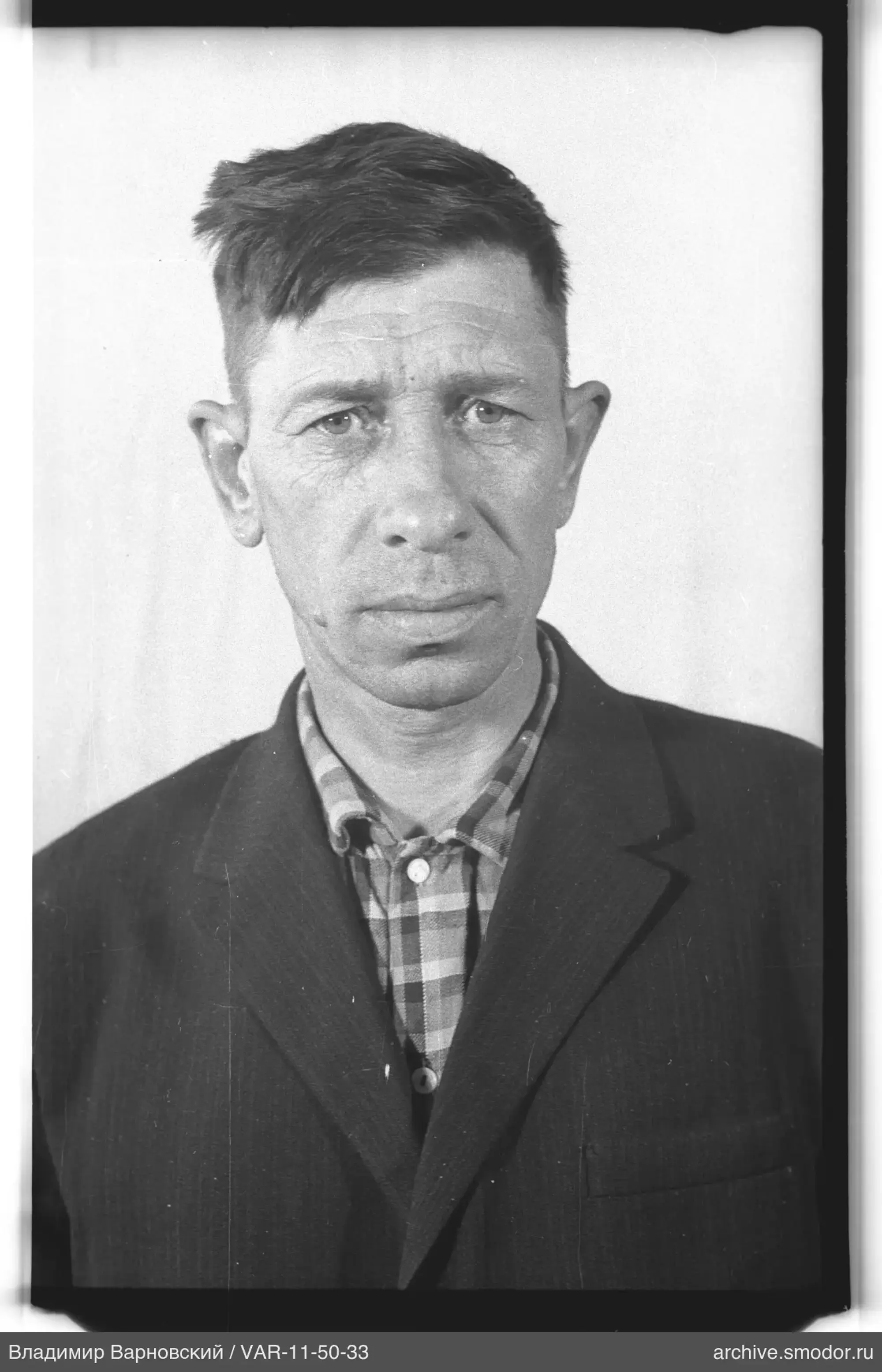 Porträt eines Mannes in Jacke und Hemd
