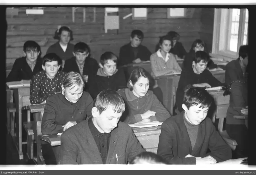 Gruppenporträt von Jugendlichen im Klassenzimmer