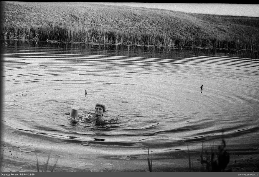 Человек с ведром в воде