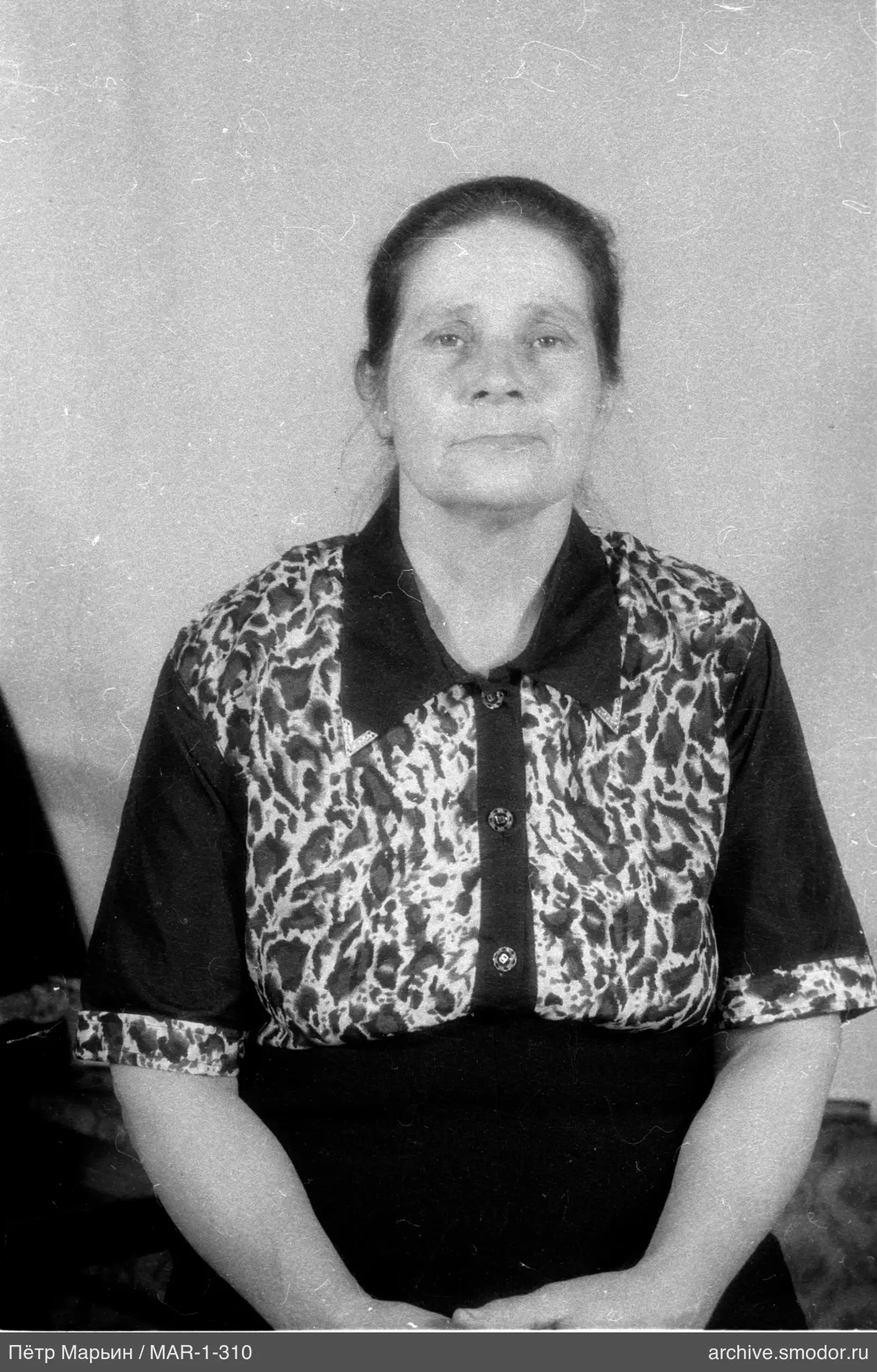 Porträt einer Frau in einem Leopardenmuster