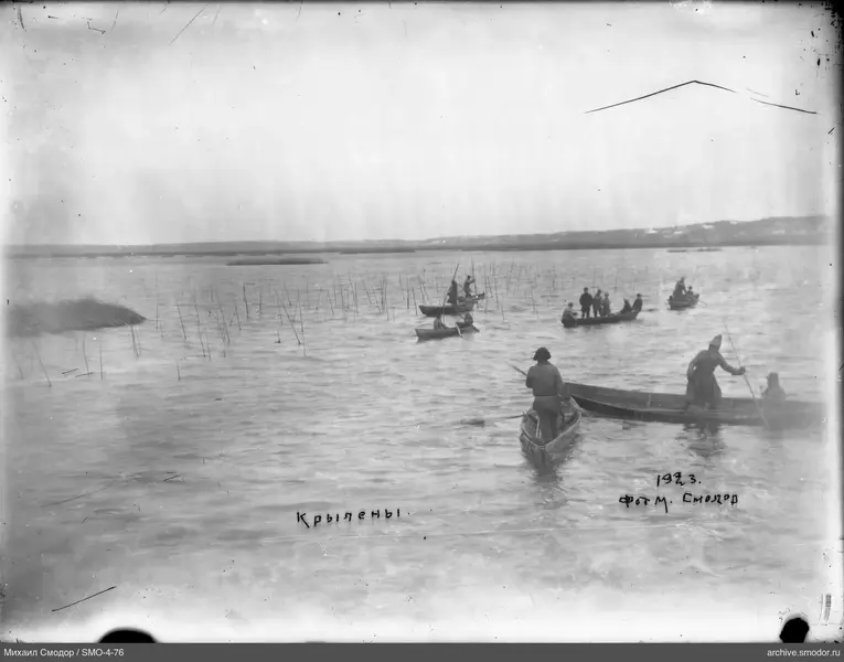 Лодки с людьми на водоёме с шестами