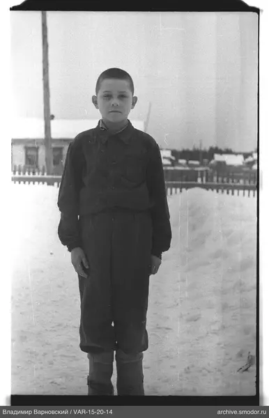 Junge im Schnee in Winterkleidung