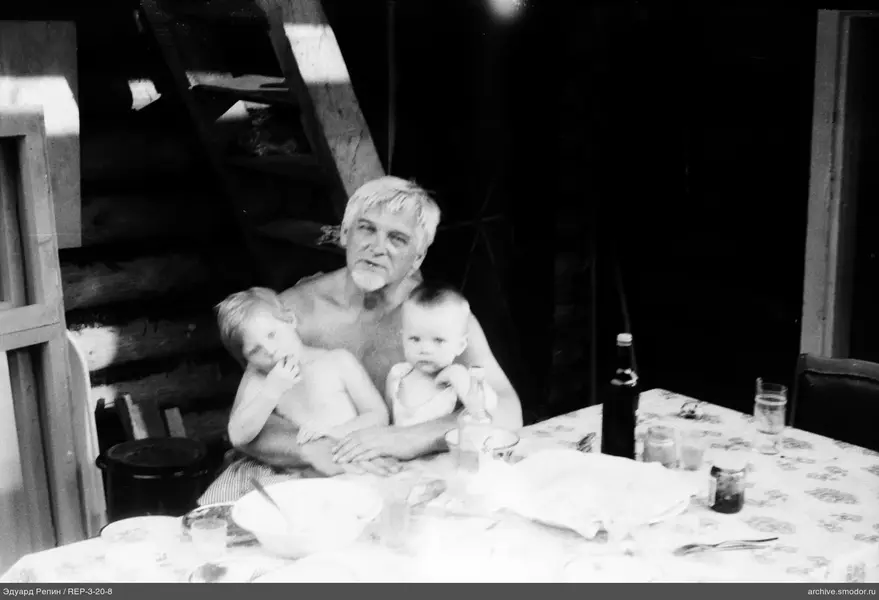 Mann mit Kindern am Tisch