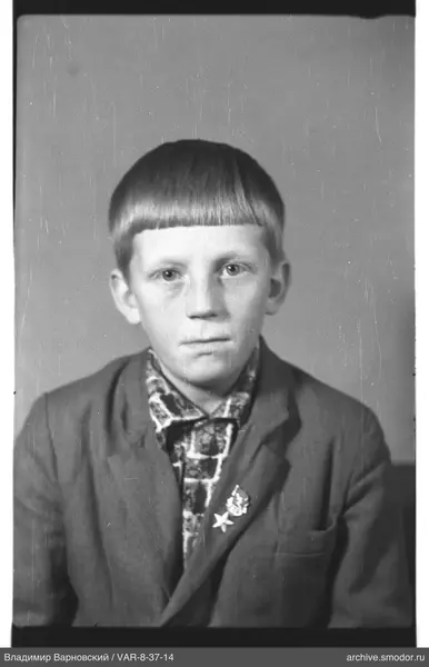 Porträt eines Jungen mit Abzeichen in Jacke