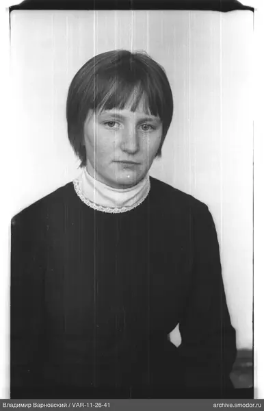 Porträt einer Frau im dunklen Kleid