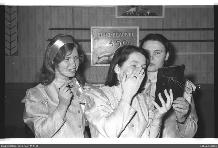 Gruppenporträt von Frauen in Kitteln