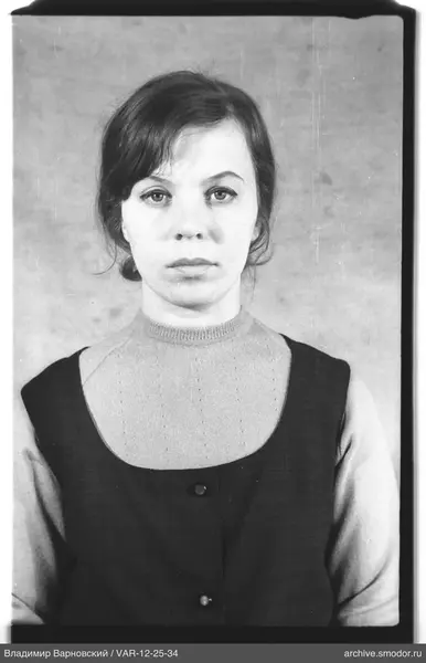 Porträt einer Frau in Pullover und Sommerkleid