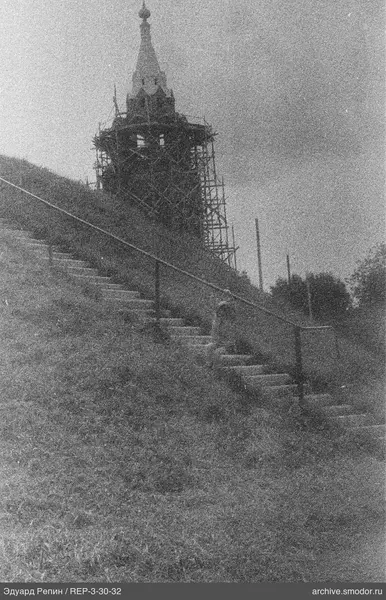 Person auf Steintreppe bei Turm