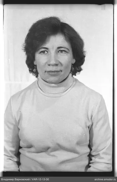 Porträt einer Frau in hellem Pullover