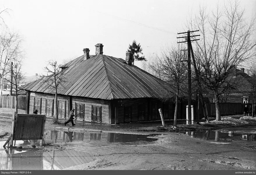 Holzhaus mit Kindern auf der Straße