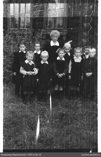 Gruppenporträt von Kindern und Frau