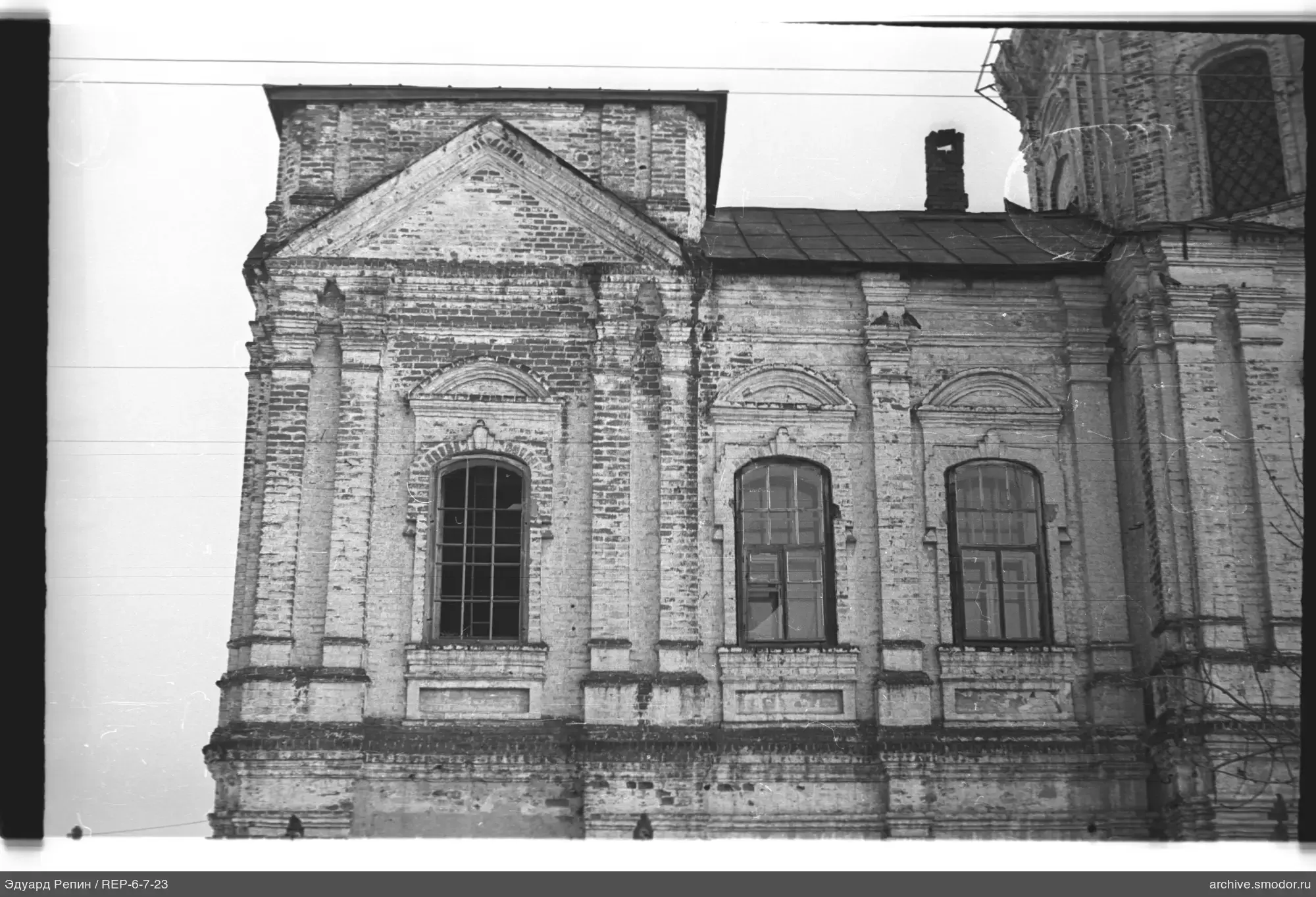 Фрагмент кирпичного здания с арочными окнами