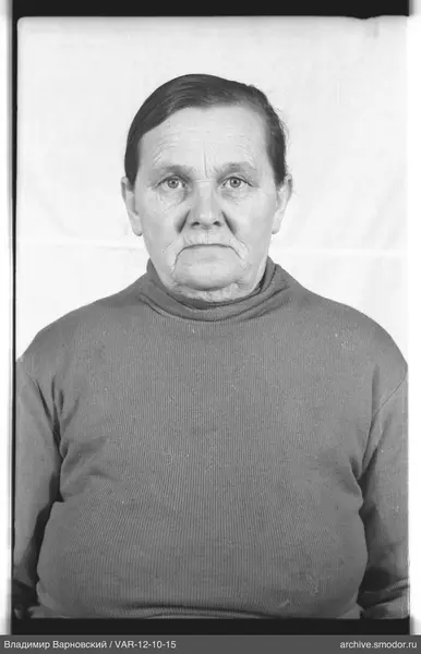 Porträt einer Frau im dunklen Pullover