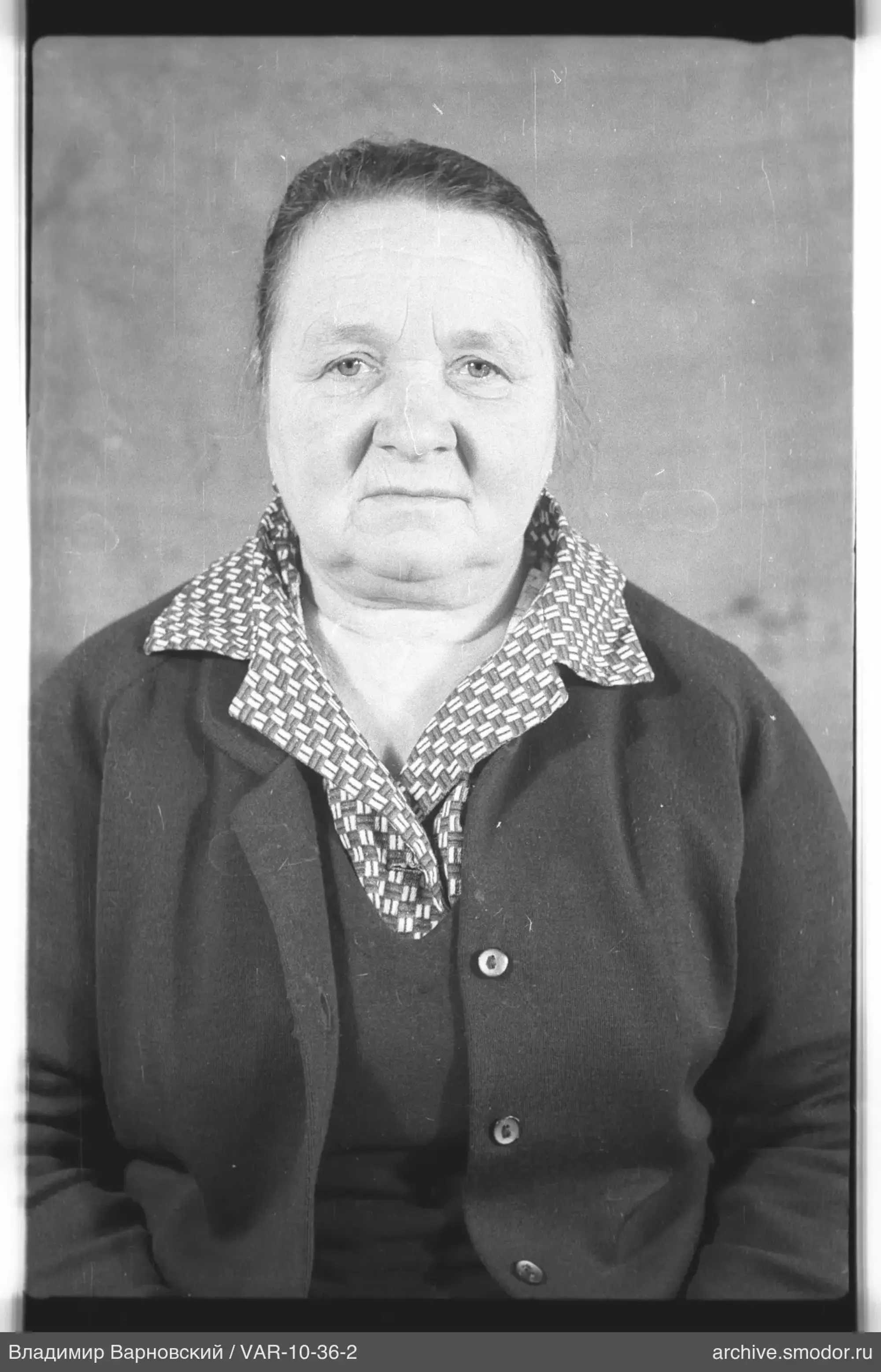 Porträt einer Frau im dunklen Cardigan