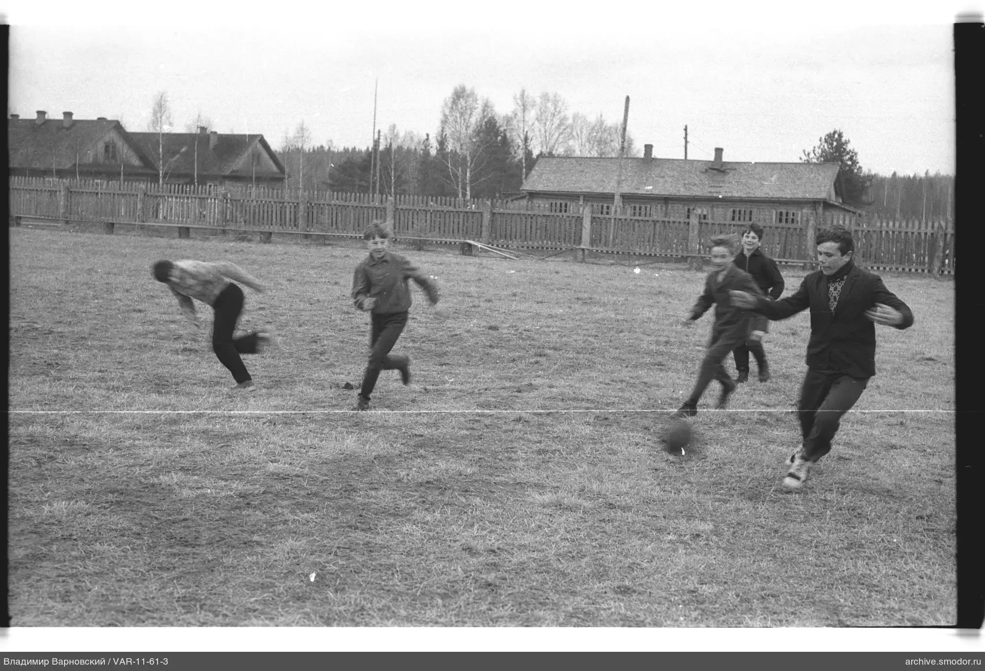 Fünf Jungen auf dem Feld