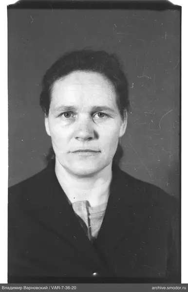 Porträt einer Frau im dunklen Jacke