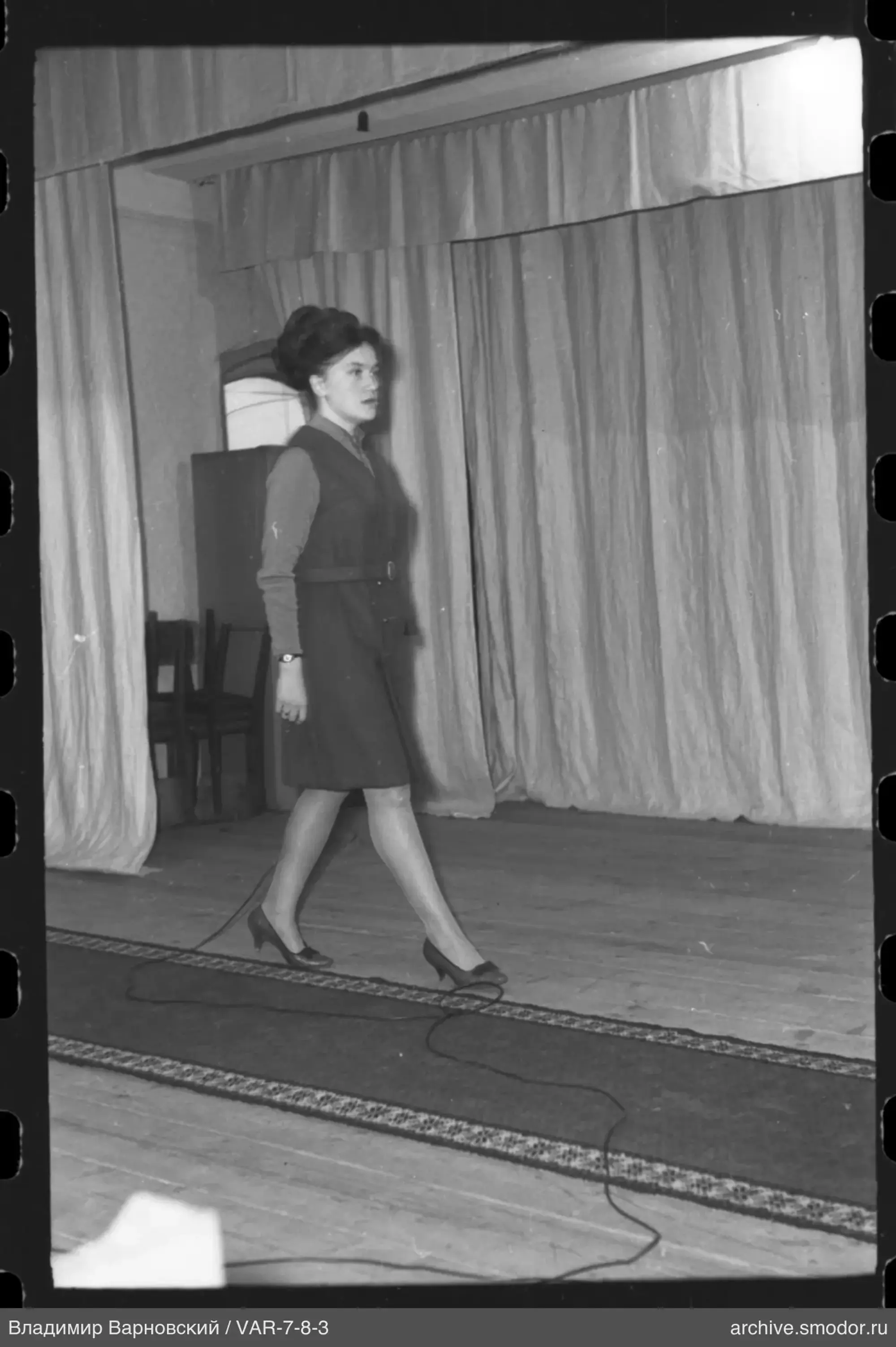Frau in Kleid und Hemd auf Holzboden